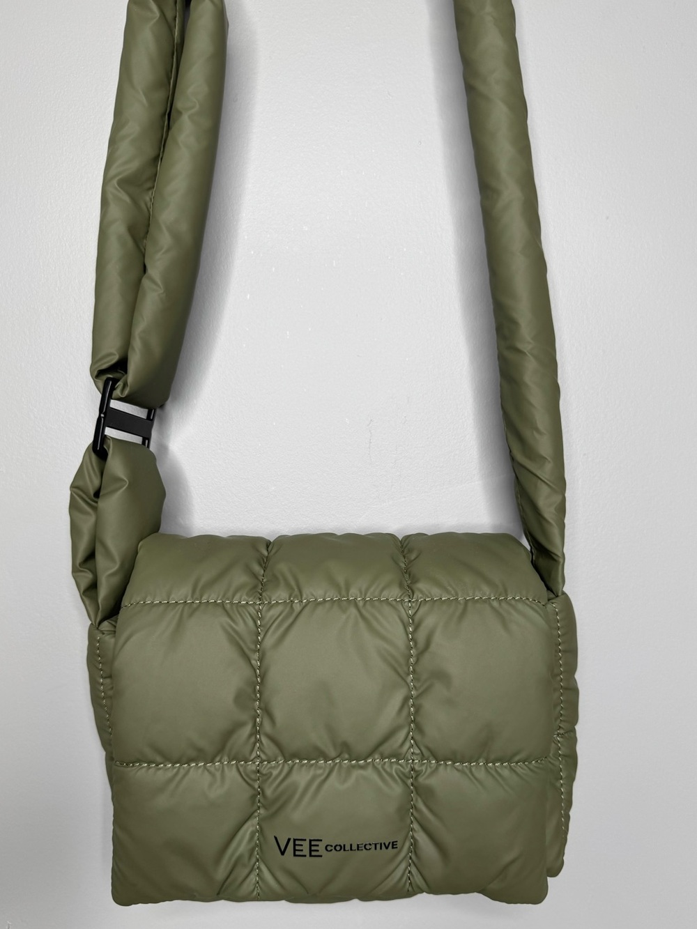 Vee Collective Porter Messenger Bag in green padded nylon boho Lagenlook casual - Picture 3 of 11